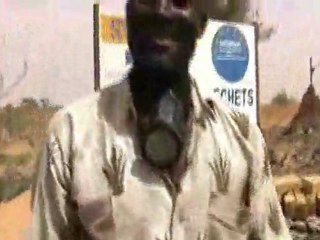 Bâtir des routes avec des sacs de plastique au Niger