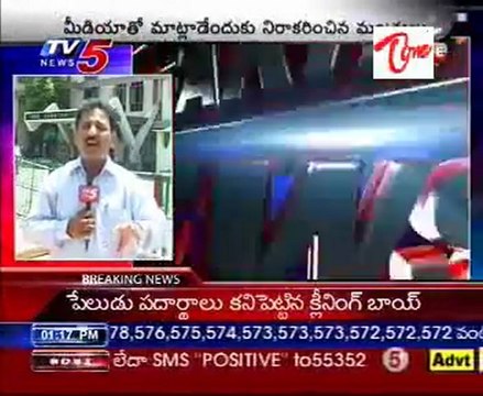 CM Rosaiah talking to ministers about Jagan Odarpu Yatra