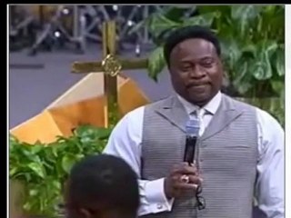 SMH: Woman Gives Bishop Eddie Long A Large Amount Of Cash During His Sermon!
