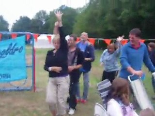 Ouders/begeleiders in  follow de leader op pinksterkamp 2011