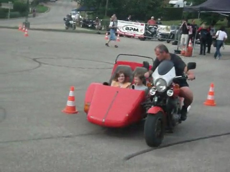 Pirajoux  Fred et Patrick démontration/baptemes side car