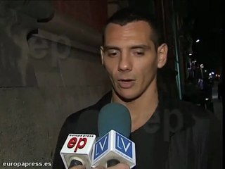 Una mujer desnuda pasea en contra de la lapidación