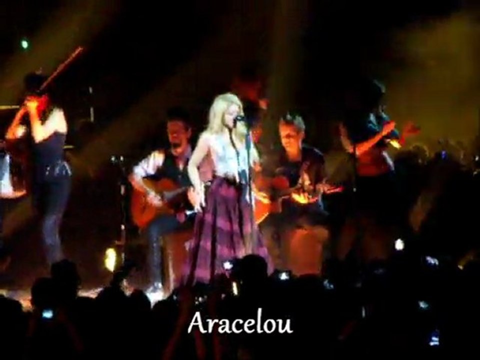 Shakira _ " Gypsy " Paris Bercy (13 Juin 2011)