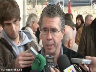 Culpa a controladores pero pide explicaciones