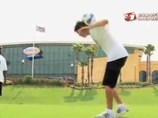 Ο Κακά παίζει αμερικάνικο ποδόσφαιρο με τον Μίκι Μάους