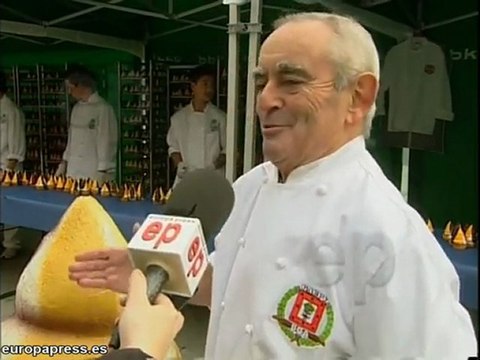 Reparto de dulces típicos en Bilbao