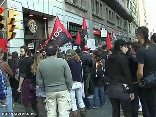 60 críticos se concentran en Barcelona contra el Papa