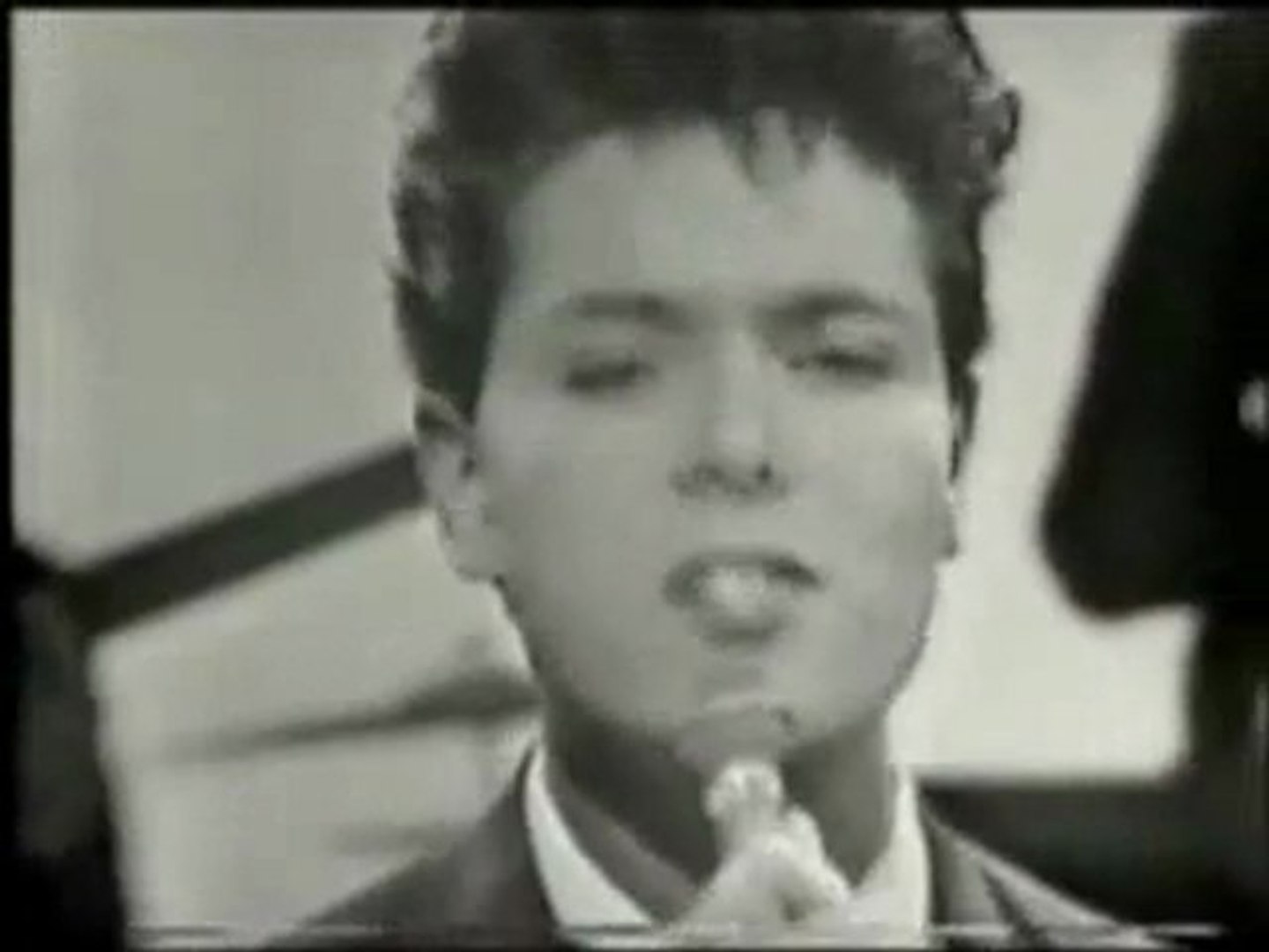 ⁣Cliff Richard and The Shadows - Don't Be Mad At Me - Muziek   Entertainment - 123video