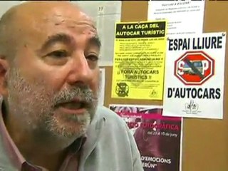 TV3 - Telenotícies - El veïns de la Sagrada Família diuen prou a l'allau d'autocars al barri