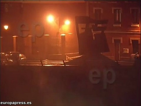 Las olas inundan el paseo marítimo de Gijón