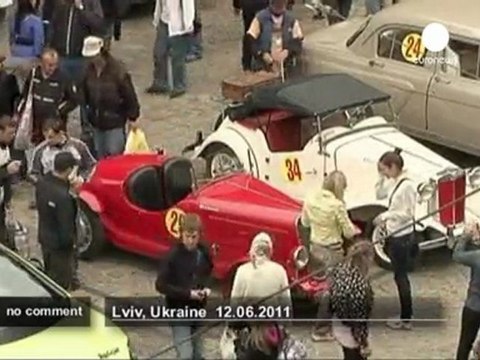 Défilé de voitures de collection pour le... - no comment