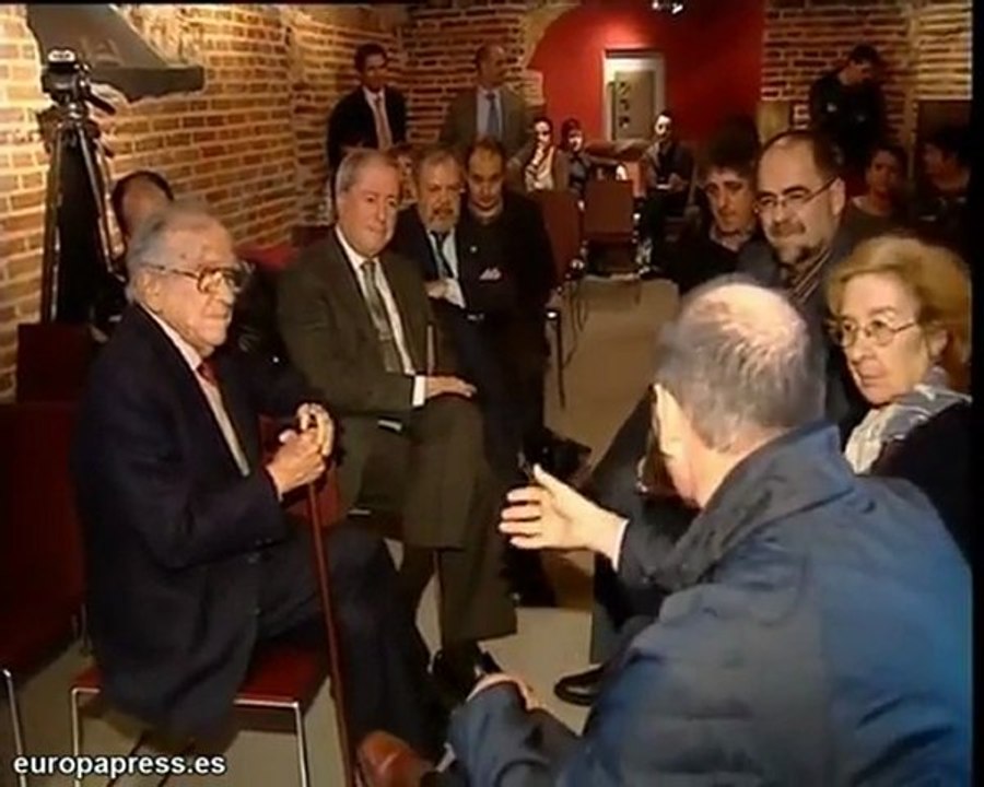Carrillo arropa a Ibarretxe en presentación de libro