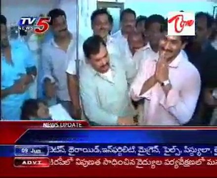 Jagan stops Odarpu Yatra & begins Paramarsha Yatra