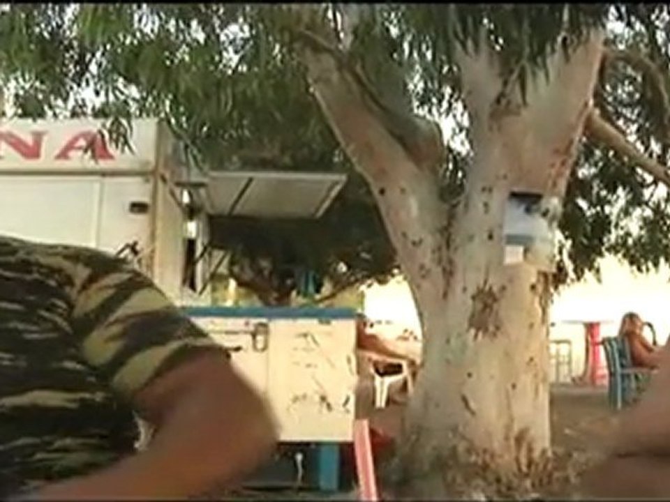 Τι Μέσα, Τι Εξω trailer