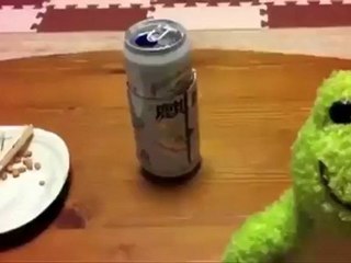 Lata de cerveja transformer vira robô