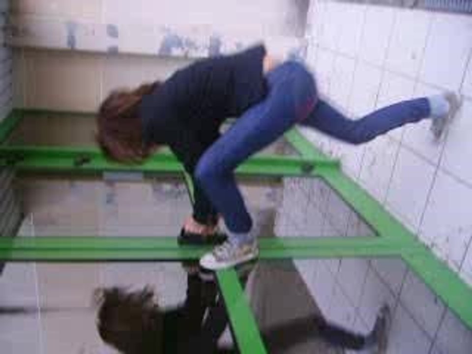 Margaux et la porte du gymnase