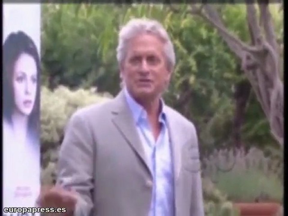 Douglas continúa su lucha contra el cáncer