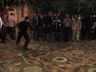 Кавкаский ансамбль танцует танцы