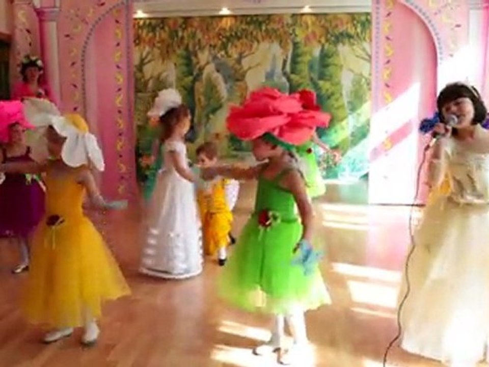 Маша из АНО ДОУ СОлнышко Красиво поёт песню на спектакле Золушка