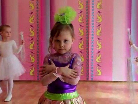 Танец снежинок на спектакле в Детском саду Солнышко