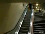 Sprung über die Rolltreppe Fail