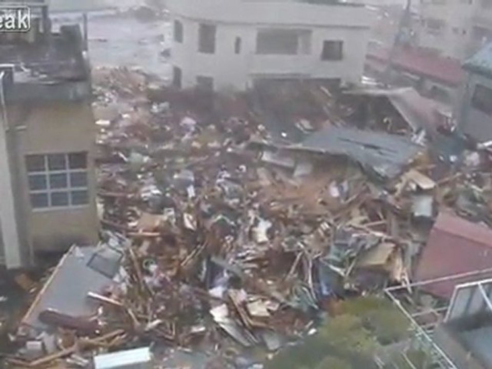 Japan Tsunami-Menschen laufen aus Incoming Wand aus Wasser und Fremdkorpergefuhl