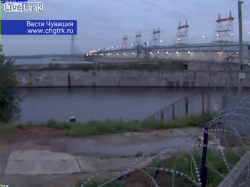 Depressive Menschen begeht Selbstmord Durch Fahren in einen Kanal