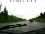 Crash mit einem Lkw auf einer nassen Landstraße in Russland