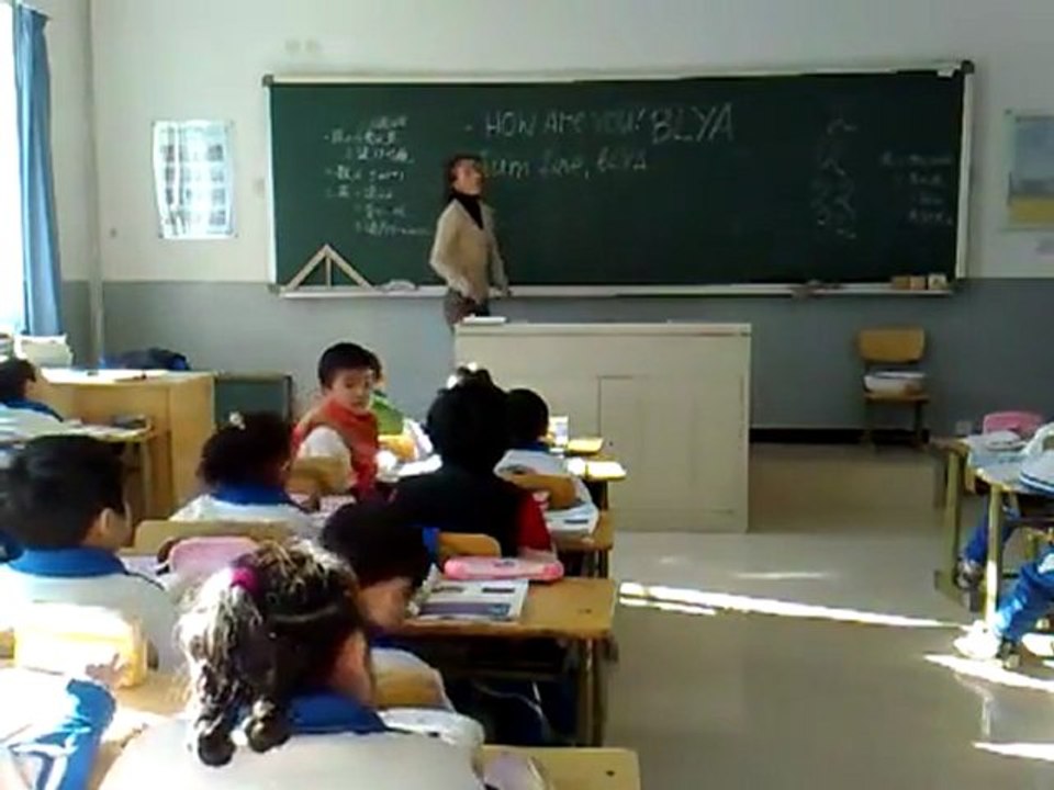 Englisch-Lehrer unterrichten chinesische Schulkinder