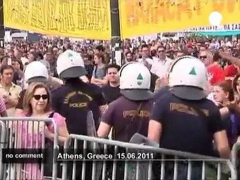 Des milliers de manifestants grecs massés... - no comment