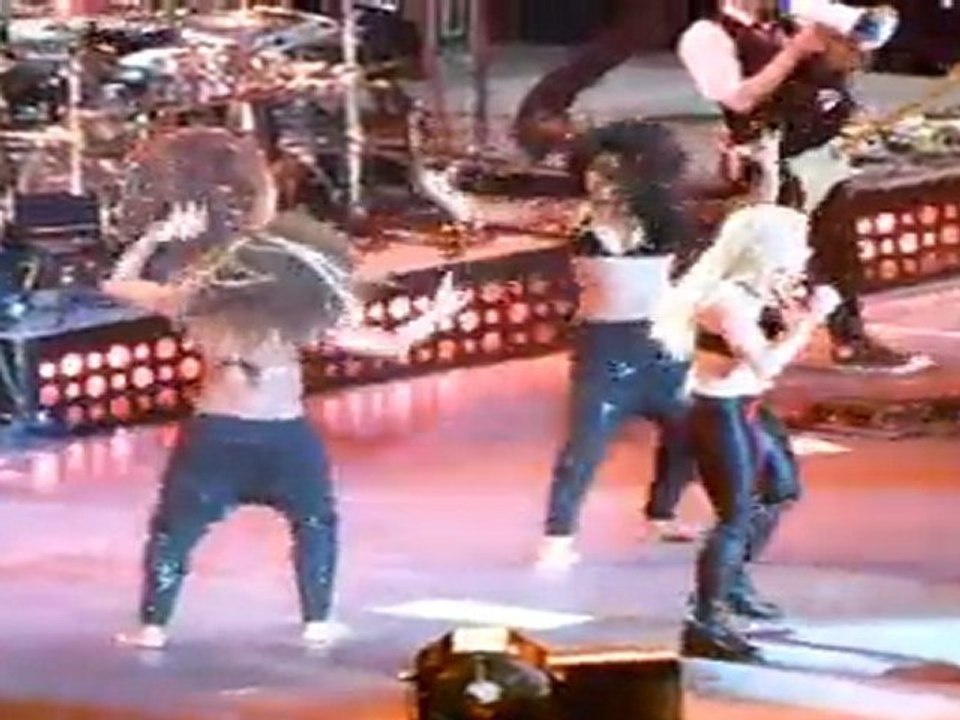 Shakira @ Paris- Loca