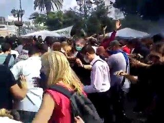 ΕΠΙΘΕΣΗ ΜΑΤ στο ΣΥΝΤΑΓΜΑ την ώρα που ο κόσμος χόρευε