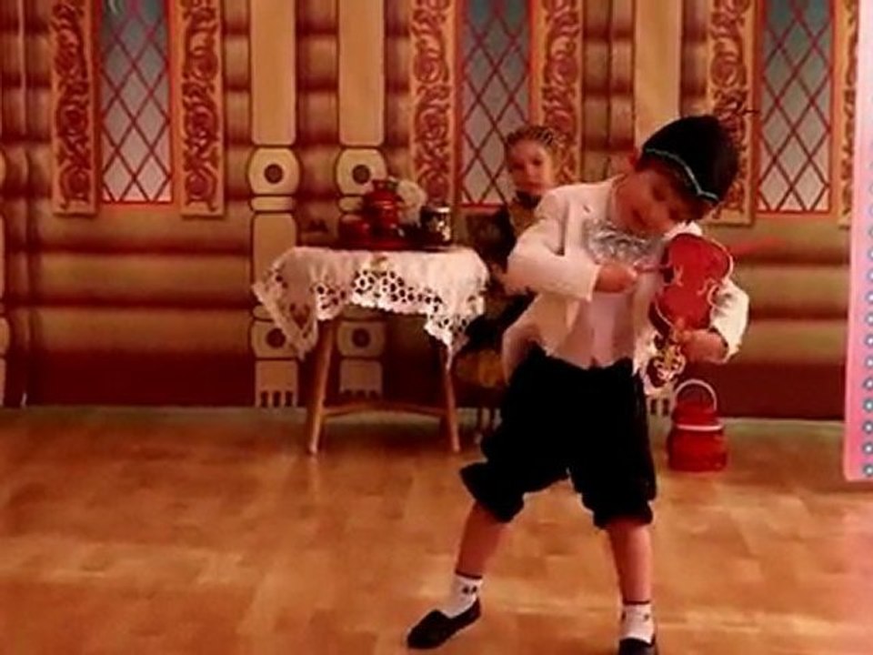 АНО ДОУ Солышко - Спектакль Муха Цокотуха - Кузнечик играет на скрипке