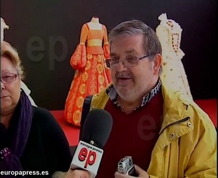 Exposición de trajes de papel a tamaño real