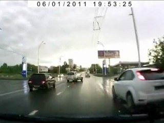 Das Mädchen wendet sich an die Tankstelle