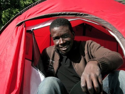 Bamory campe au milieu de la cité des 4000 pour obtenir un logement (juin 2011)