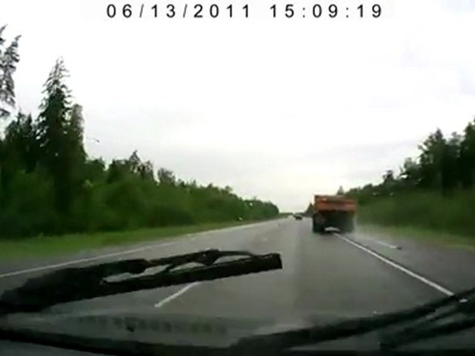 Crash mit einem Lastwagen auf einer nassen Autobahn in Russland