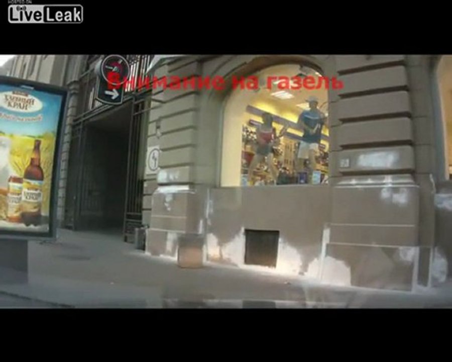 Funny Autounfall auf der Straße in St.Petersburg