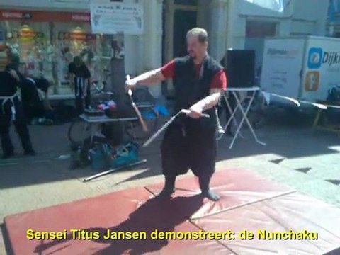 Bruce Lee's wapen Nunchaku door Ninjutsu meester Sensei Titus Jansen