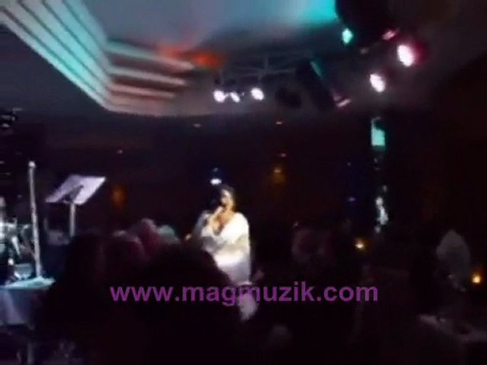 Bulent Ersoy - Olanlar Oldu Gecti Canli Performans (GÜnay Sahne 2011)