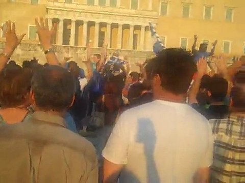 Αγανακτισμένοι μπροστά από τη Βουλή