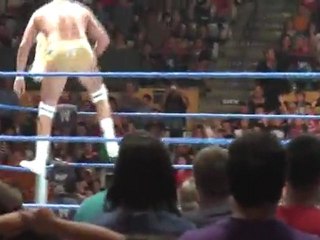 Big Show with the WWE Intercontinental Belt (wwe Smackdown World Tour 2011 Barcelona 11.06.2011)