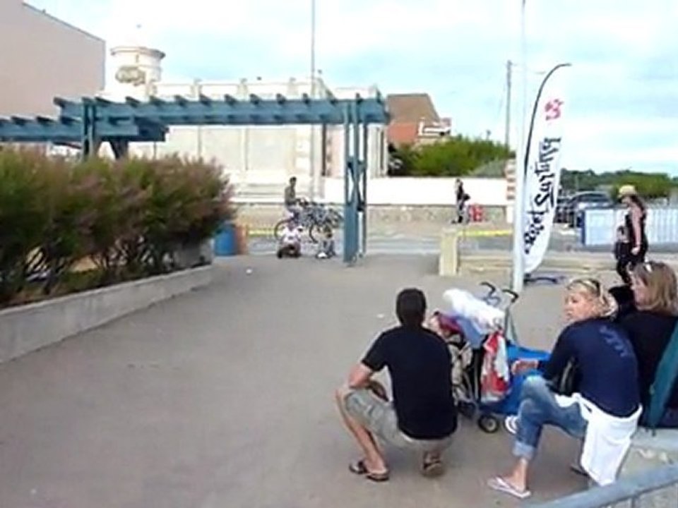 20110612 Clara et Nico skate Lacanau