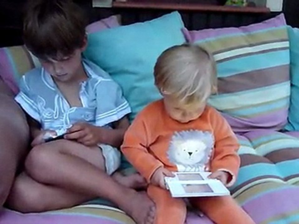 20110612 Romain et Nico jouent à la DS Lacanau