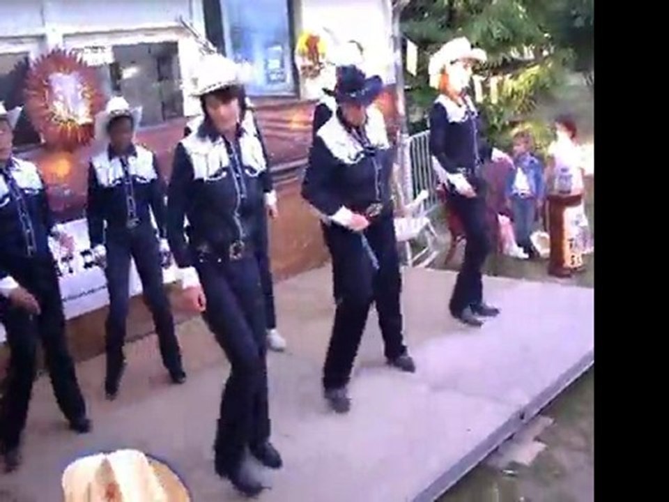 Centre de loisirs Les Bruyeres  -  COWBOY  HAT  DANCERS
