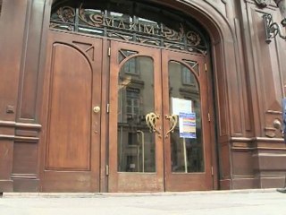 Le couturier Pierre Cardin et le restaurant Maxim's à vendre