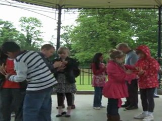 Cat's Cradle Finger Dance: Nostalgic Playground Games for All Ages 🎉