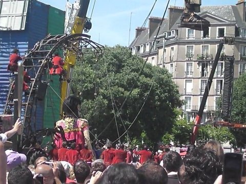 P5280006 le géant sort de son container arriver par bateau sur la loire a nantes ,on le prépare pour sa promenade dans nantes