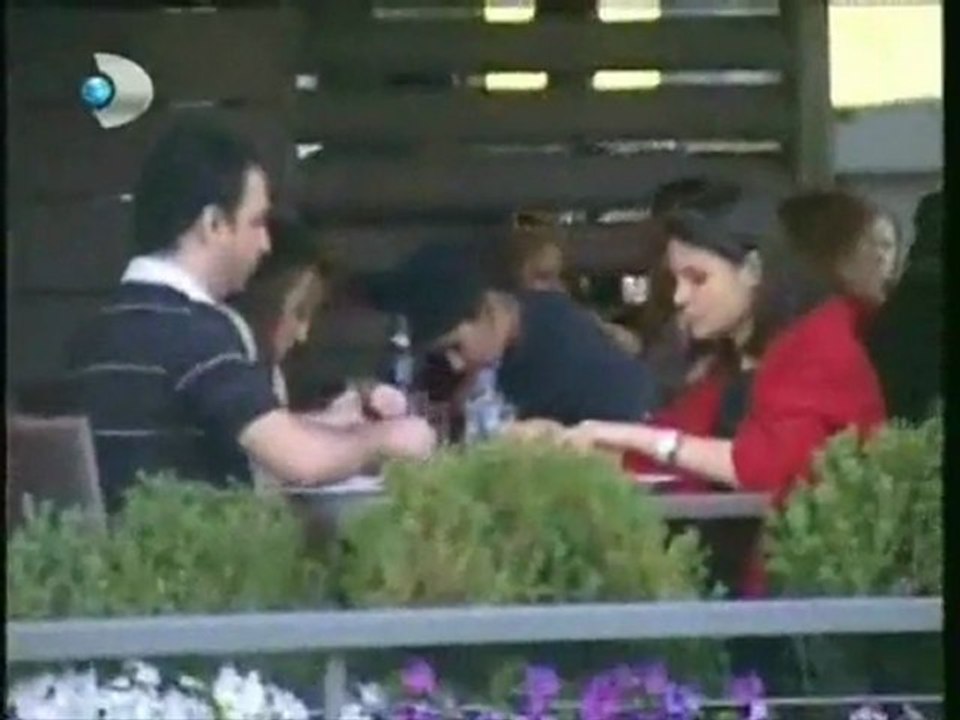 Beren Saat Yemekte -MagazinD  (18.06.2011)