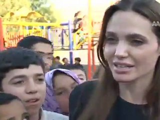 ANGELINA JOLIE KAMPTA NE YAPTI?